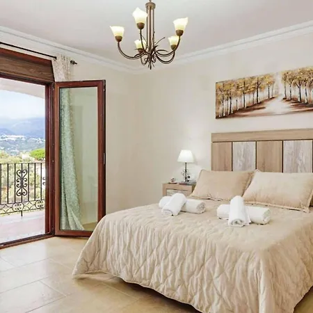 Lara Pinta Willa Nerja